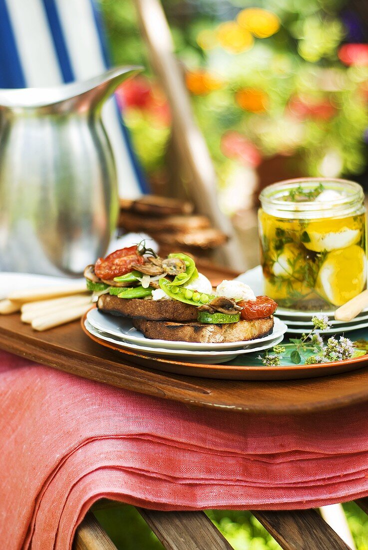 Gegrilltes Gemüse auf Brotscheiben mit mariniertem Käse