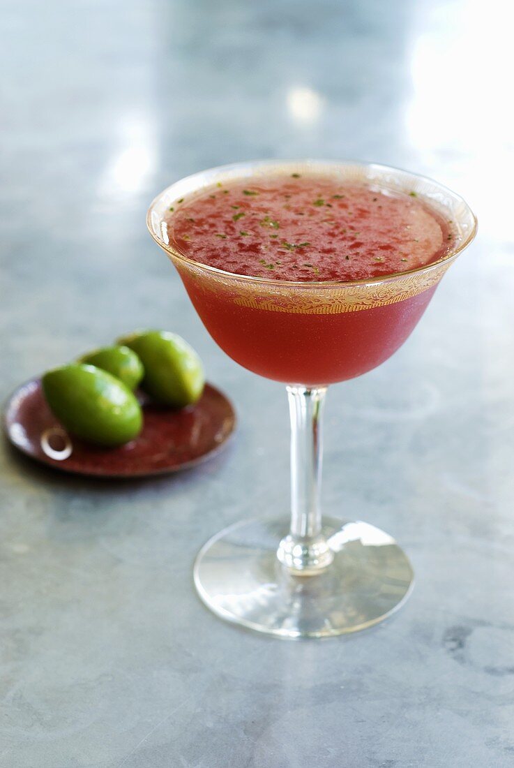 Roter Cocktail mit einem Tellerchen Oliven