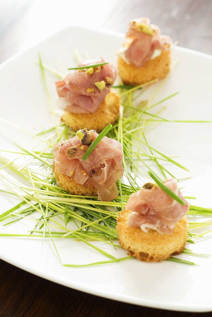 Mini-Brioches mit Prosciutto