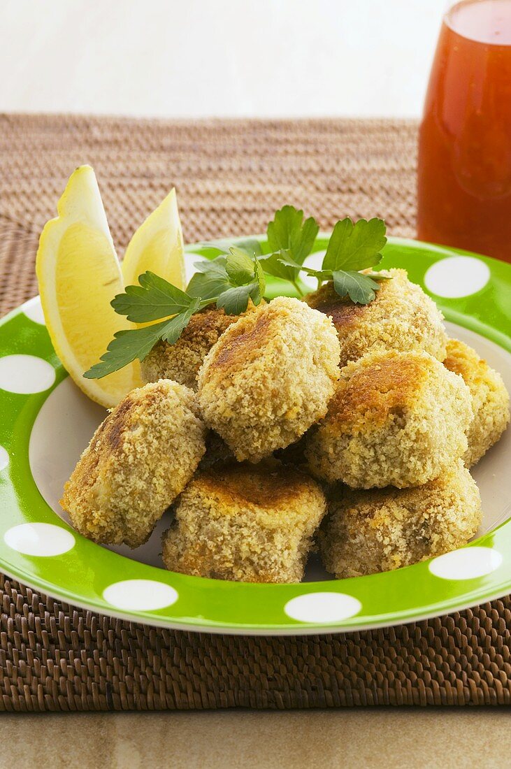 Chicken nuggets with lemon wedges
