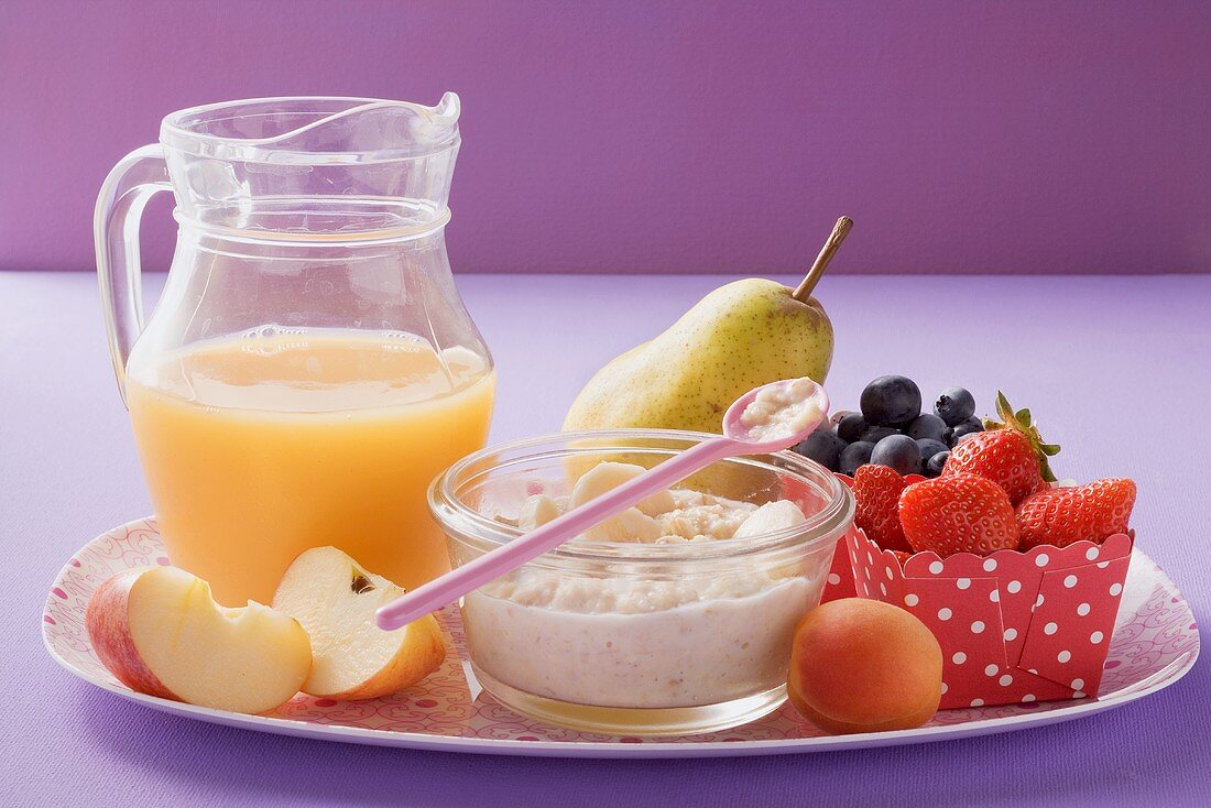 Fruit juice, porridge and fresh fruit