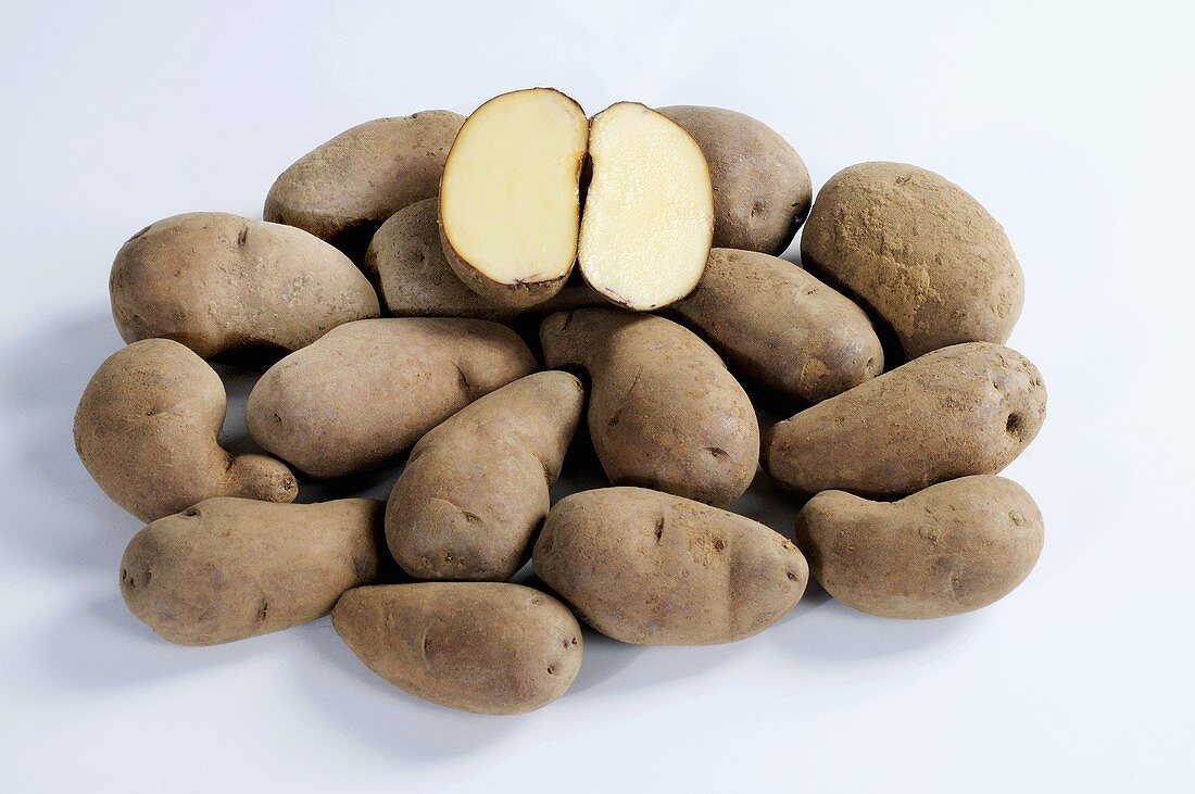 Viele Kartoffeln (Sorte Kepplestone Kidney), ganz und halbiert