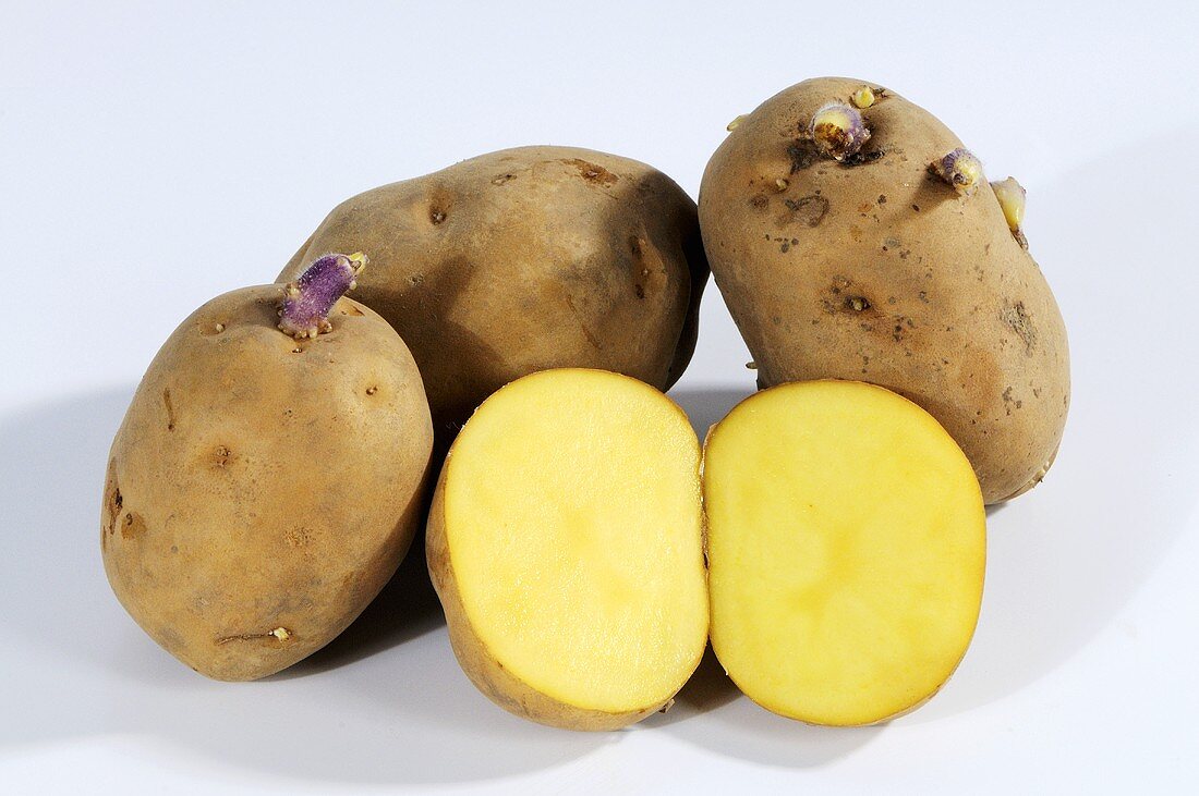 Mehrere Kartoffeln (La Bonnotte), ganz und halbiert