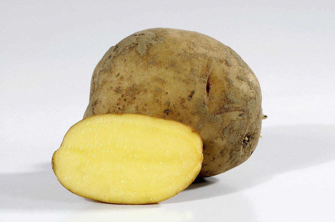 Kartoffeln (Sorte Mehliger Mühlviertel), ganz und halbiert