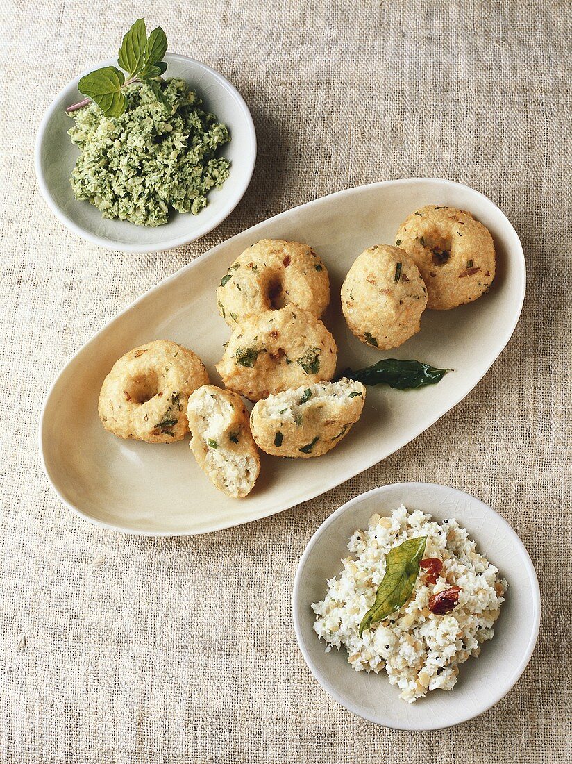 Spicy lentil doughnuts with coconut- & mint chutney (India)