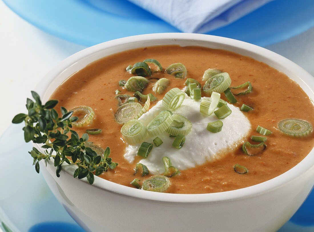 Tomatensuppe mit pochierten Eiern