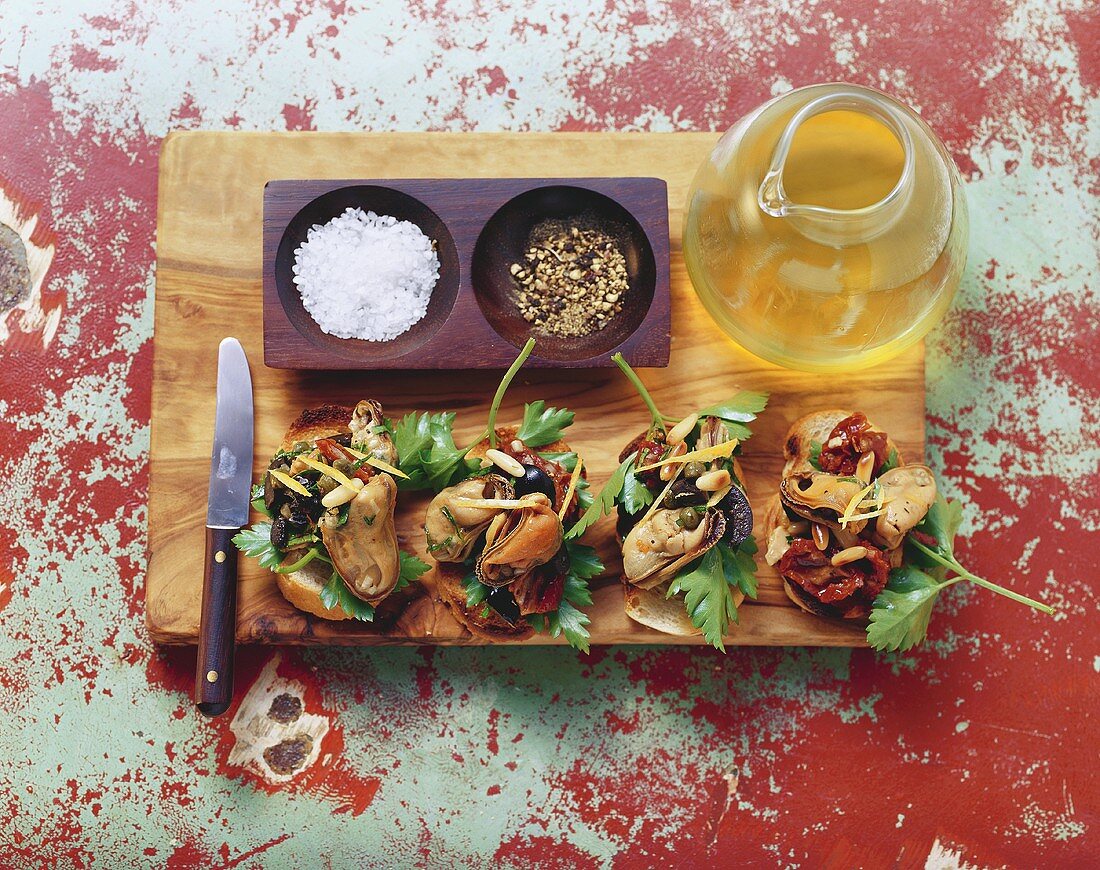 Crostini with Bouchot mussels, dried tomatoes and olives