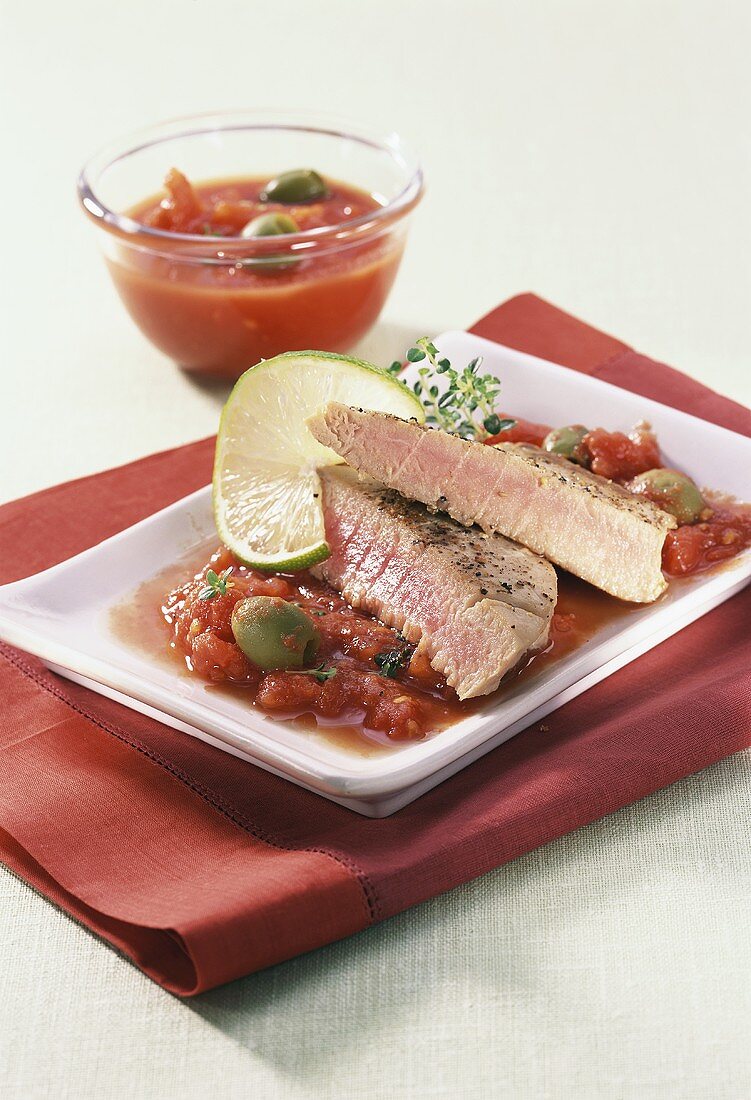 Thunfisch mit Tomatensauce, Oliven und Limetten