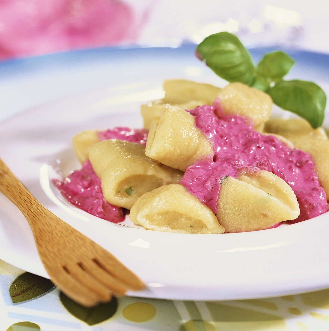 Pinienkern-Gnocchi in pink Sauce