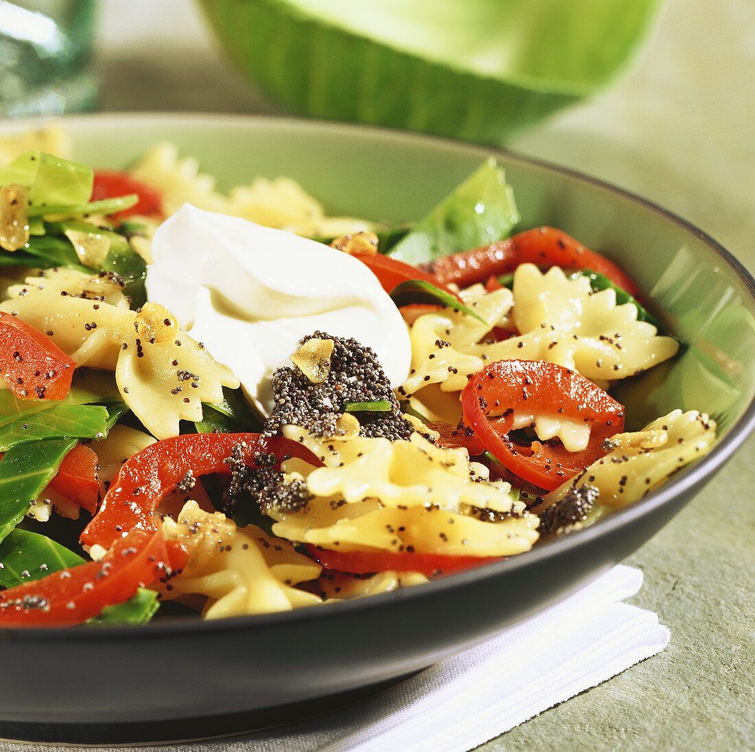 Farfalle mit Gemüsestreifen und Mohn