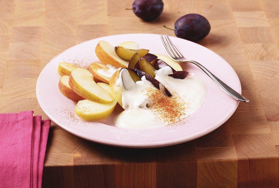 Obstspalten mit Zimtjoghurt