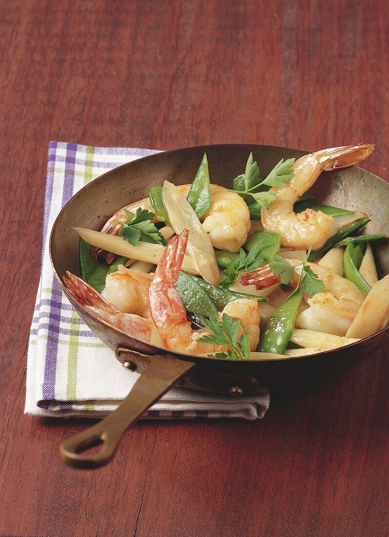 Pan-cooked mangetout and shrimps
