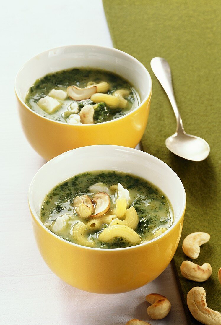 Spinach and pasta stew with nuts