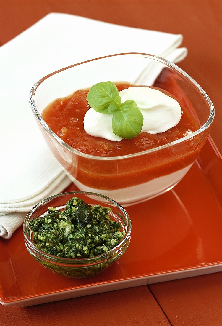 Frischkäse-Tomaten-Terrine mit Kürbiskern-Pesto
