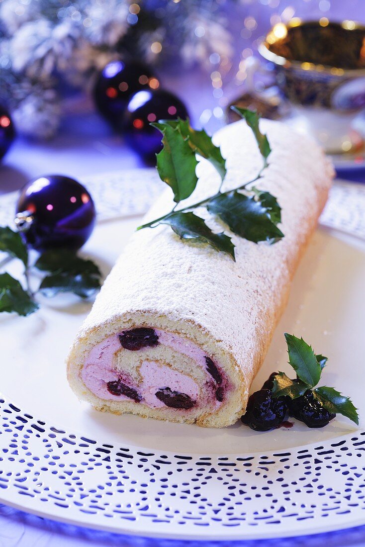 Kirsch-Biskuitroulade zu Weihnachten