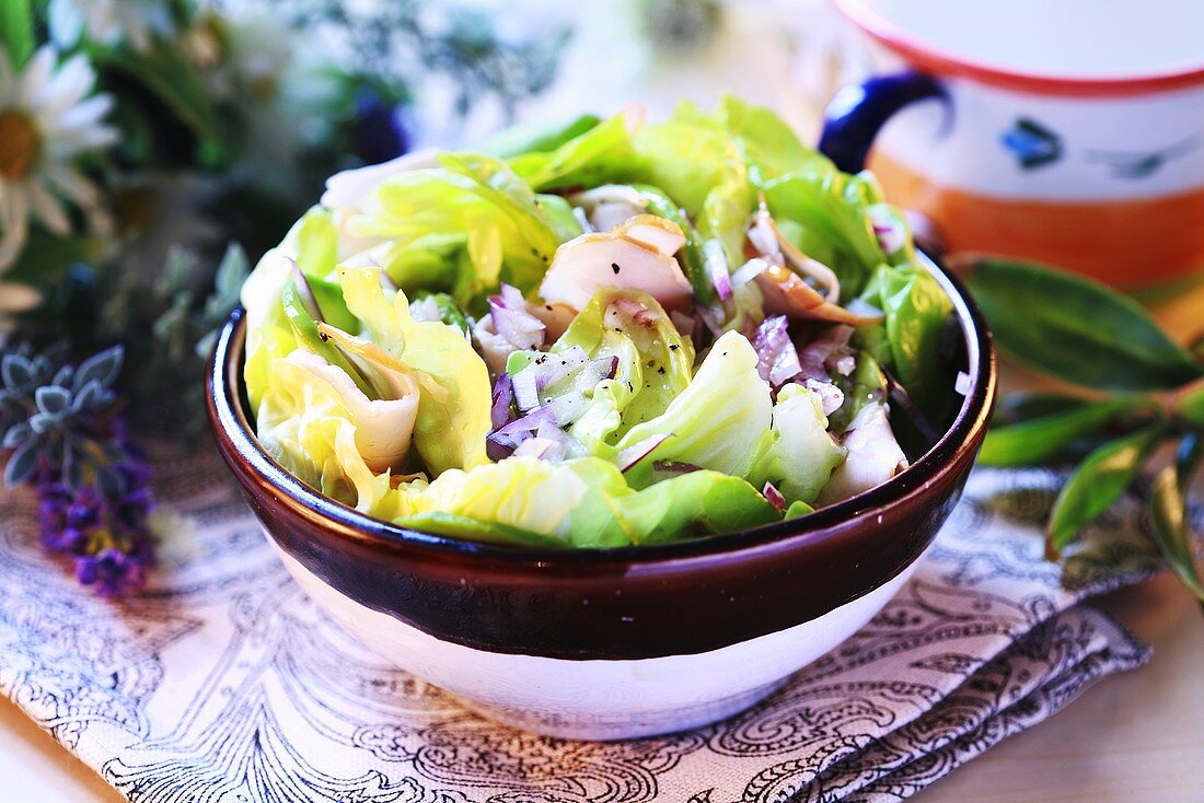 Kopfsalat mit Avocado und Hähnchenbrust