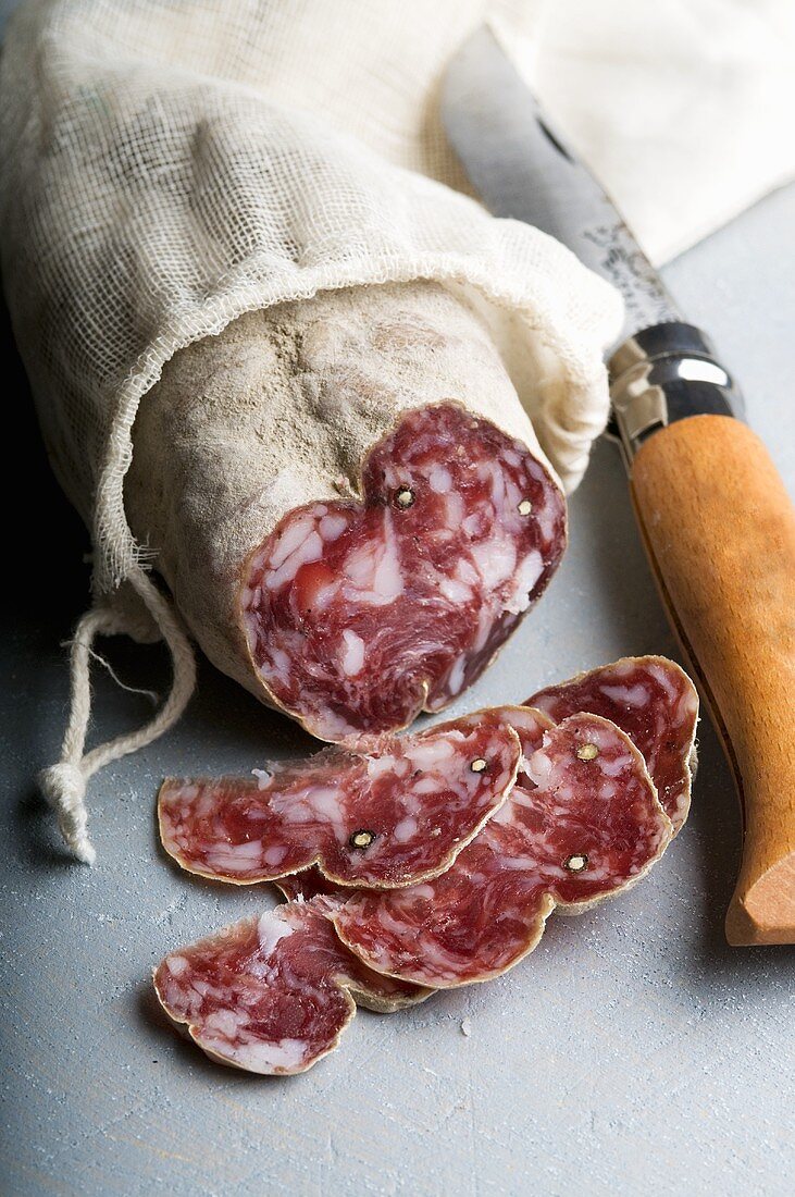 Salami, angeschnitten, und Messer