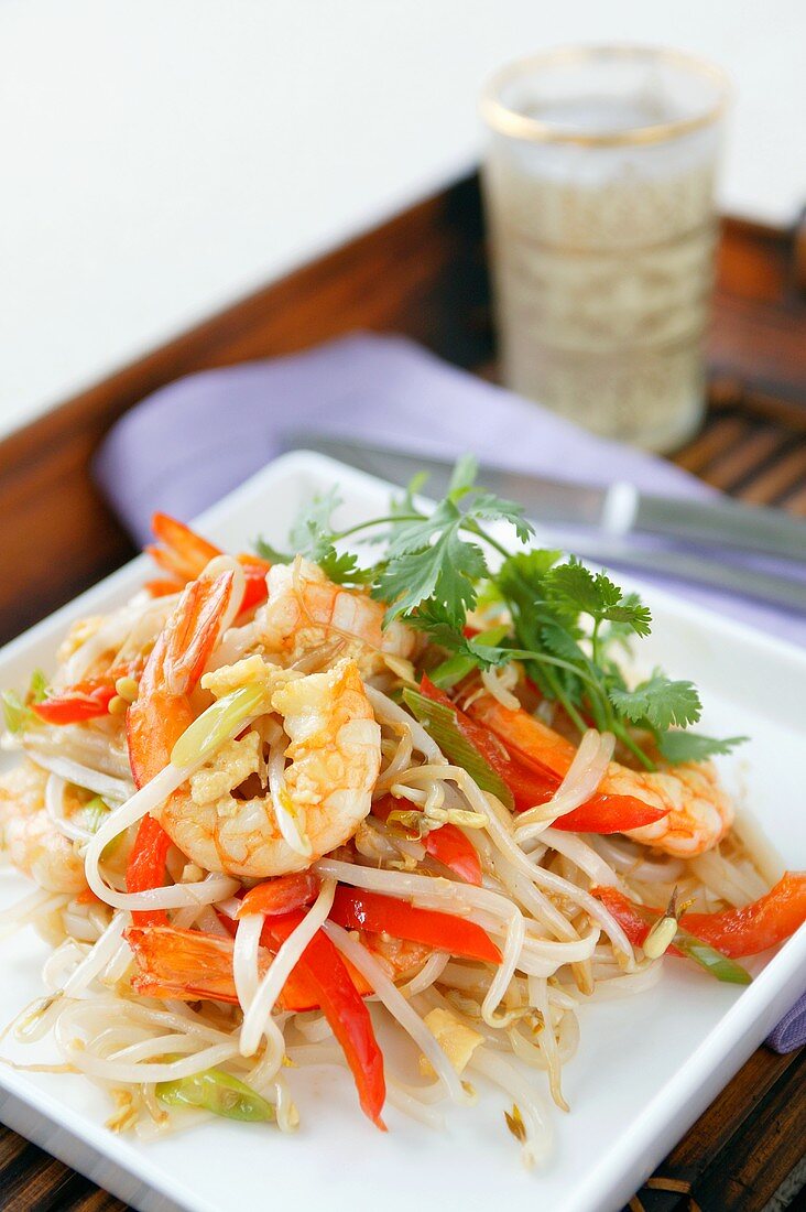 Noodles with sprouts, peppers and prawns (Thailand)