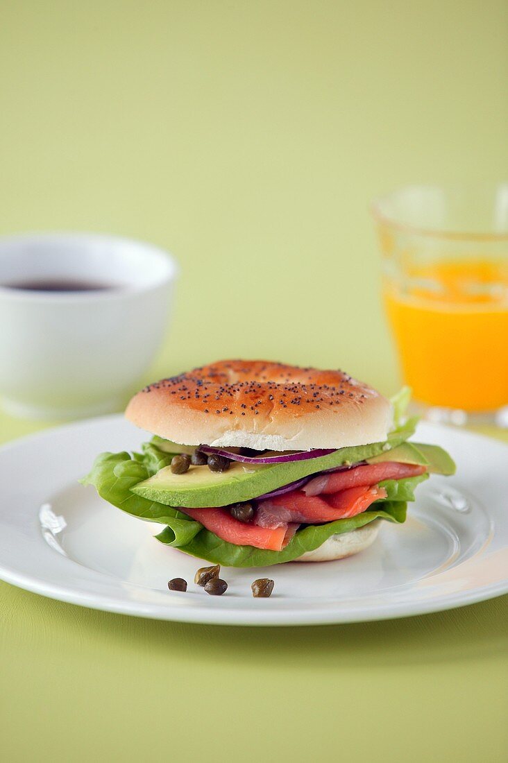 Bagel mit Räucherlachs und Avocado