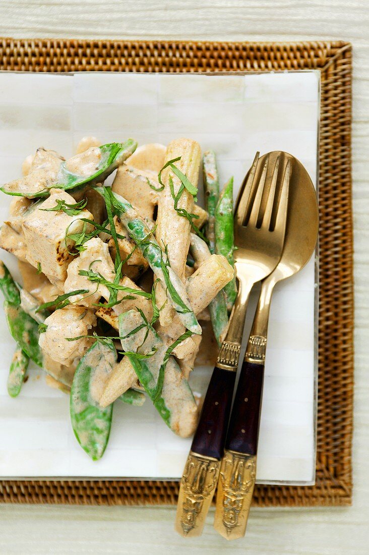 Tofu mit Gemüse und Kokossauce (Thailand)