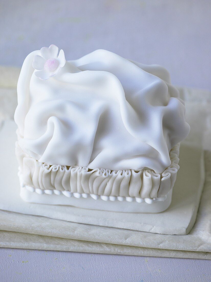 weiße Torte mit Fondant-Dekor