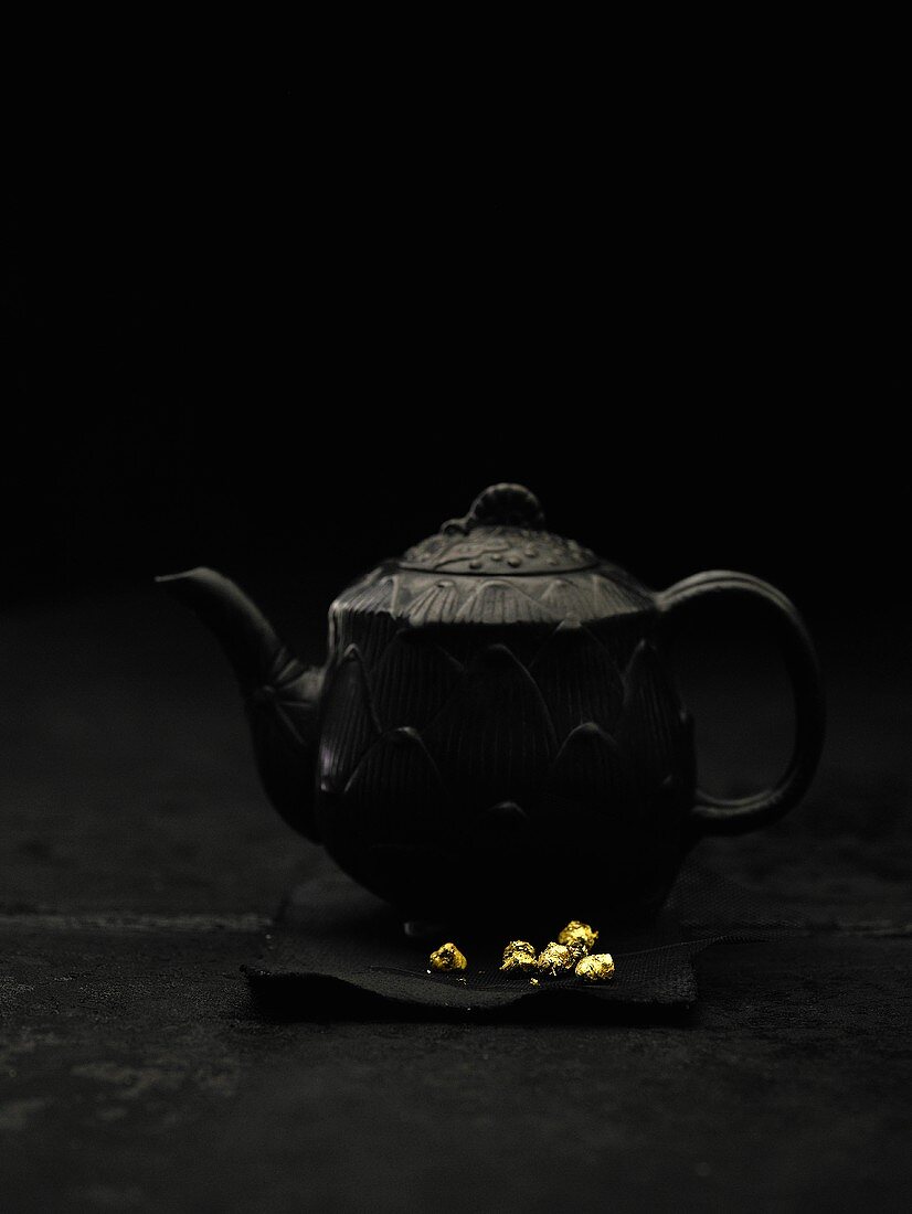 Schwarze Teekanne mit Gold