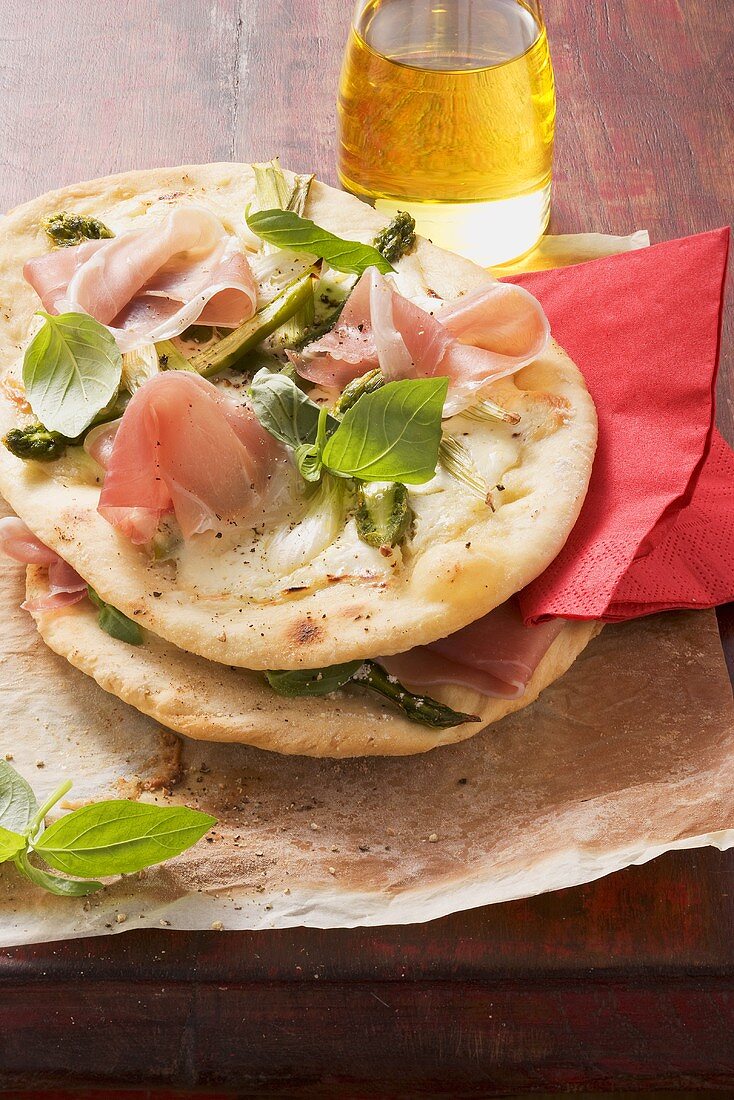 Flammkuchen mit Spargel und Schinken