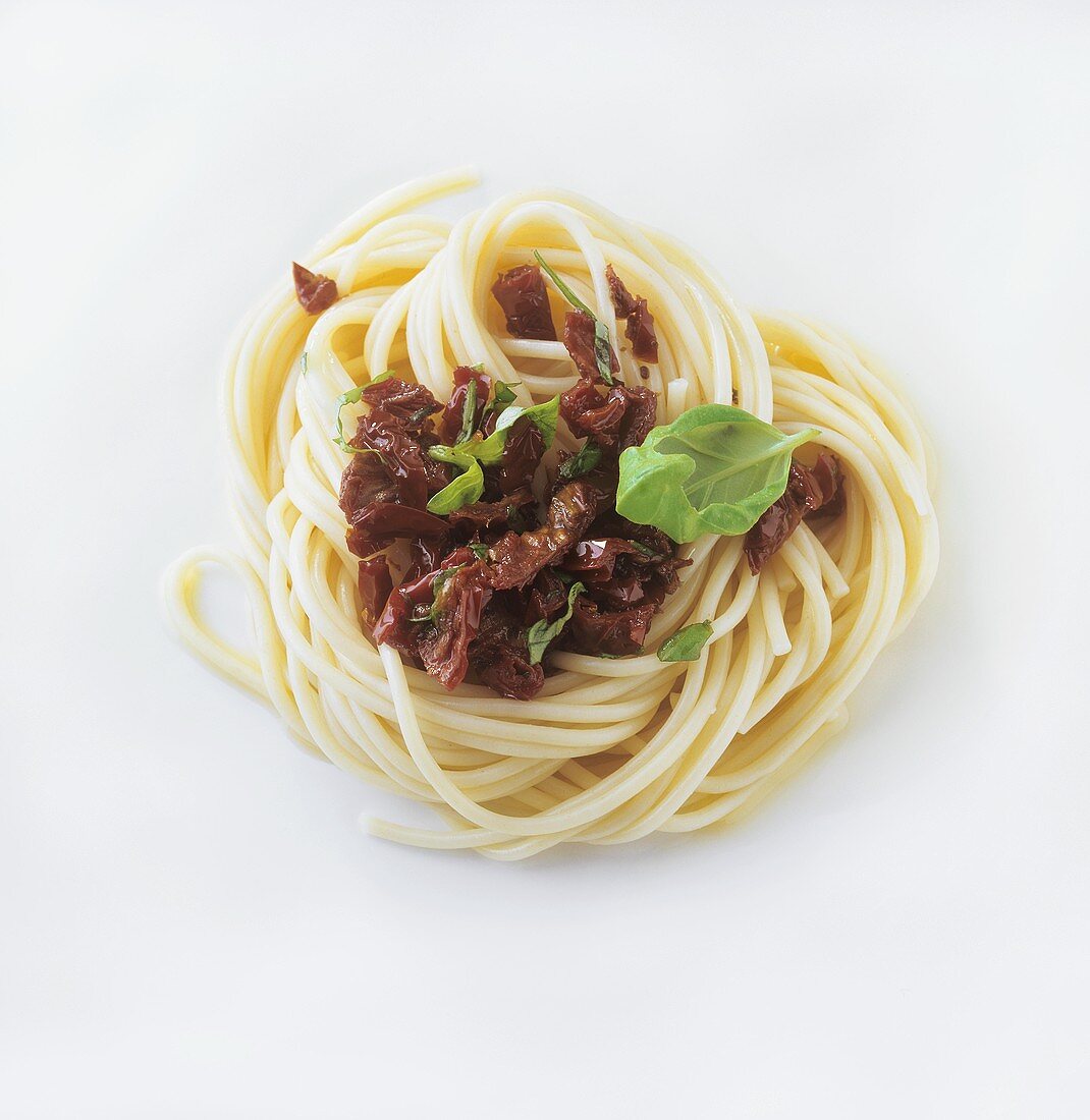Spaghetti with dried tomatoes and basil