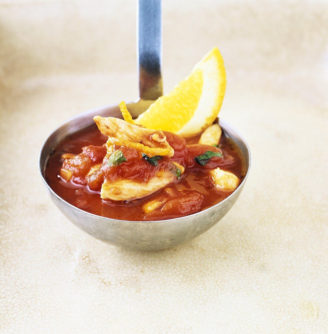 Tomatensauce mit Sherry und Hähnchen auf Kelle