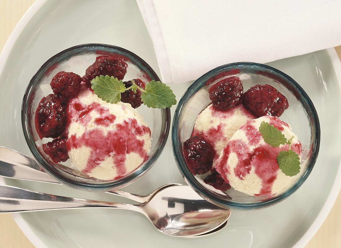 Vanilleeis mit heißen Brombeeren