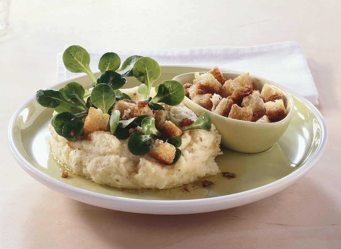 Kartoffel-Trüffel-Püree mit Croûtons und Feldsalat