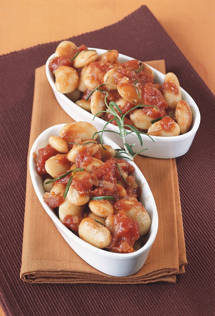 White beans with tomato sauce and rosemary