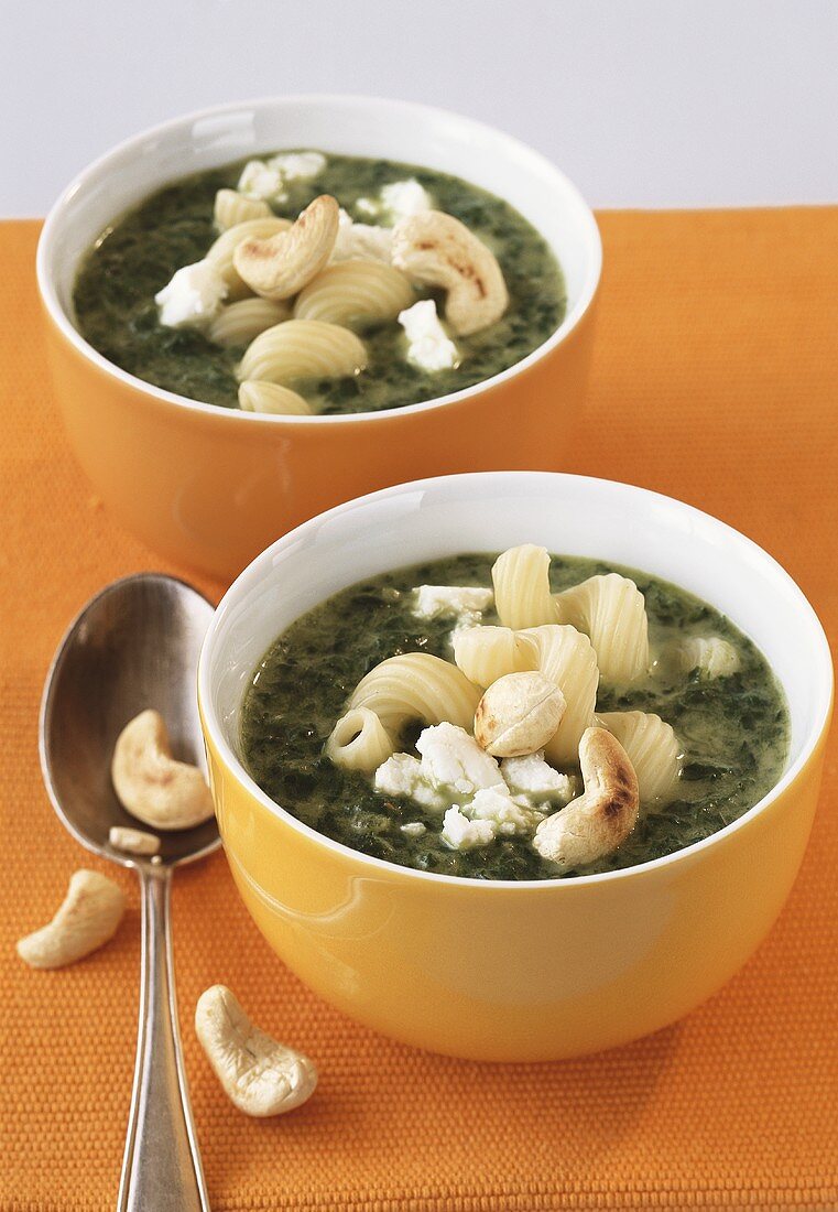 Spinach and pasta stew with cashew nuts and feta