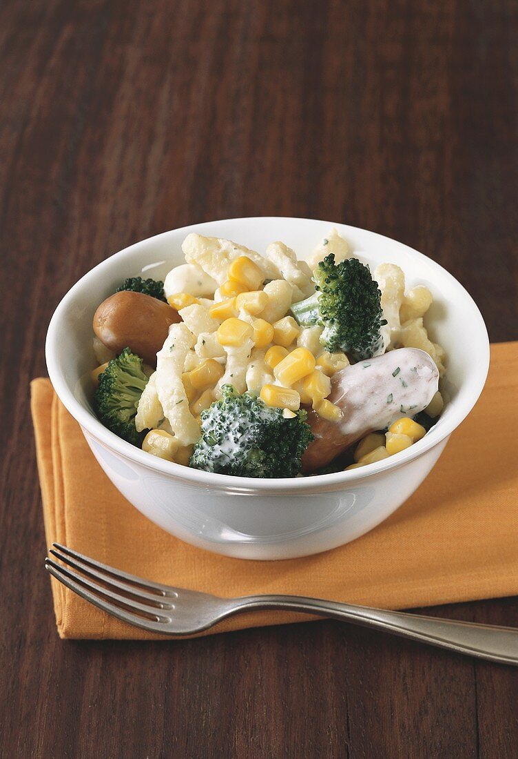Spaetzle noodle salad with sweetcorn, broccoli & sausages