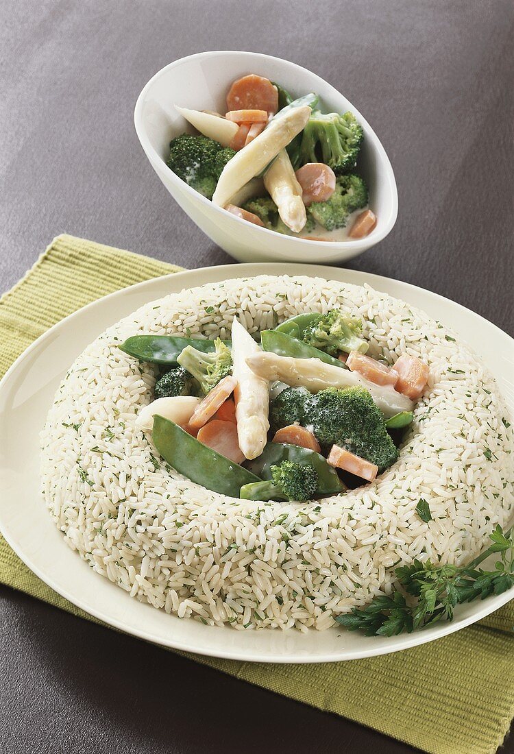 Rice ring with creamed vegetables