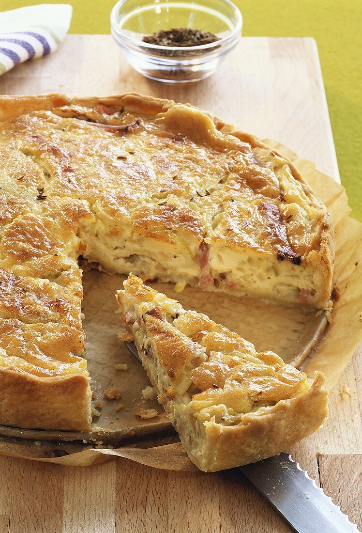 Quiche mit Speck und Zwiebeln, angeschnitten