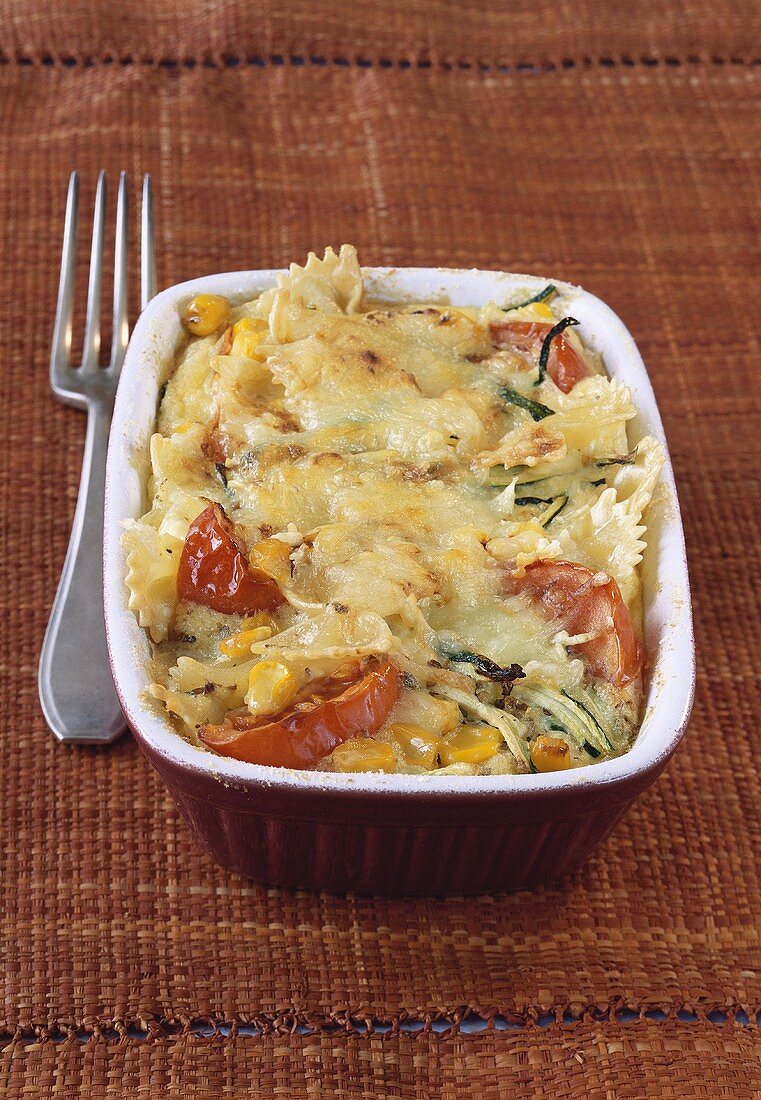 Pasta gratin with courgettes and tomatoes