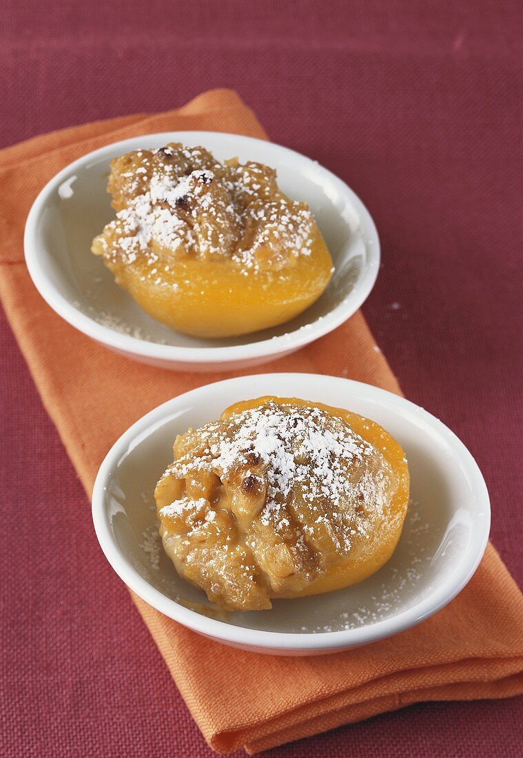 Baked peaches with icing sugar