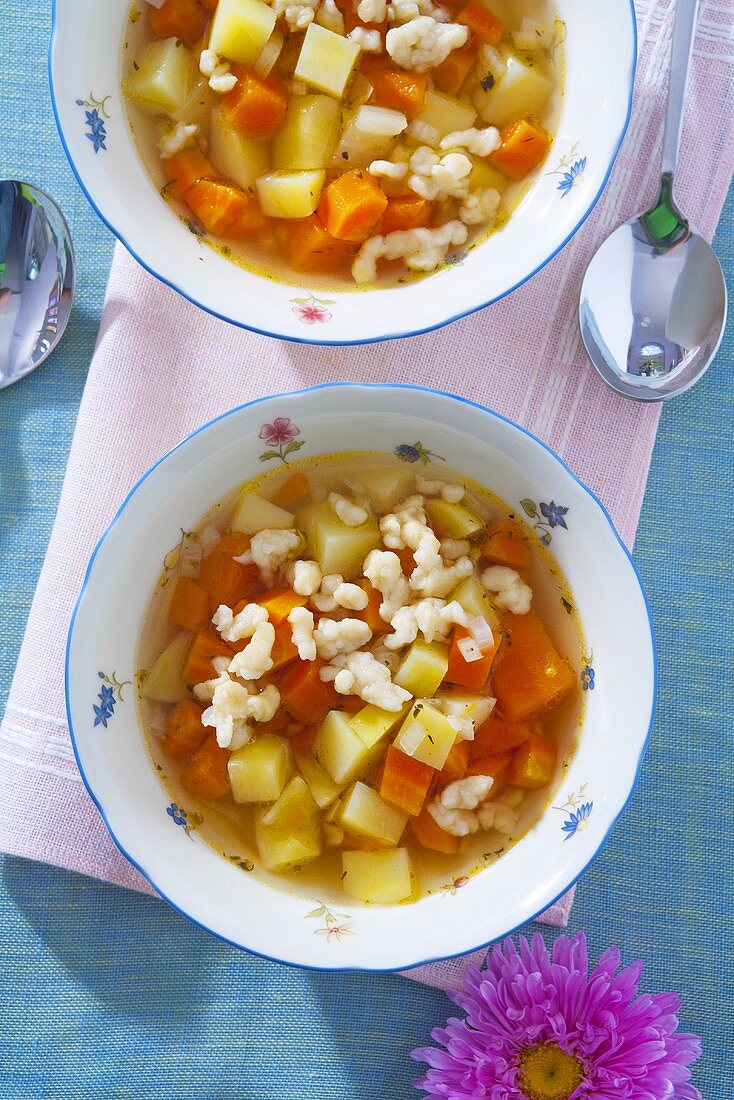 Kartoffel-Möhren-Suppe mit Spätzle