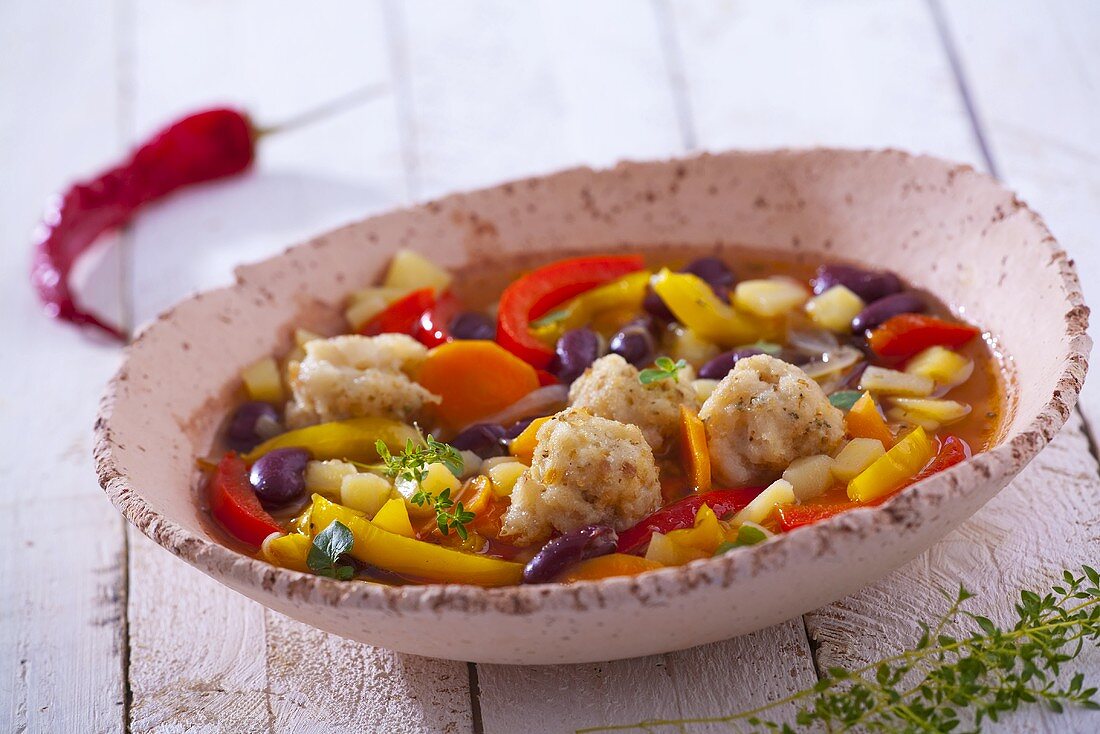 Würzige Gemüsesuppe mit Hackbällchen