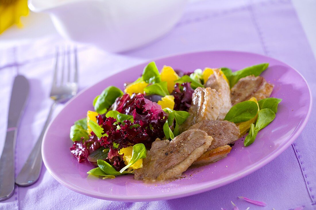 Entenbrust mit Blattsalat und Orangen