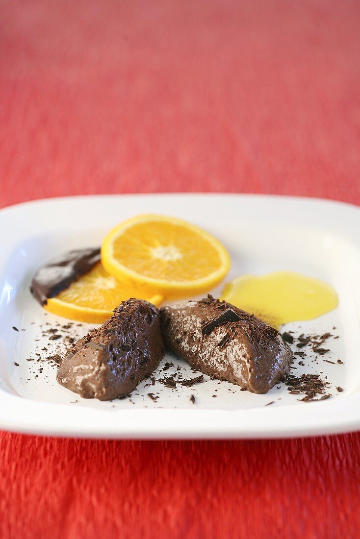 Mousse au chocolat mit Orangensauce