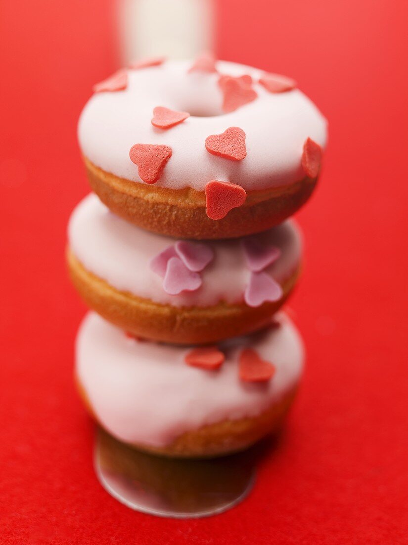 Doughnuts mit Herzen zum Valentinstag