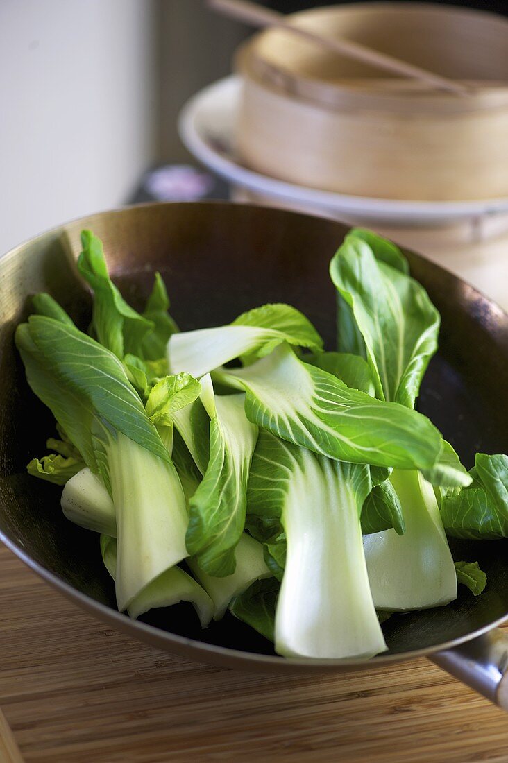 Frischer Pak Choi in Wokpfanne