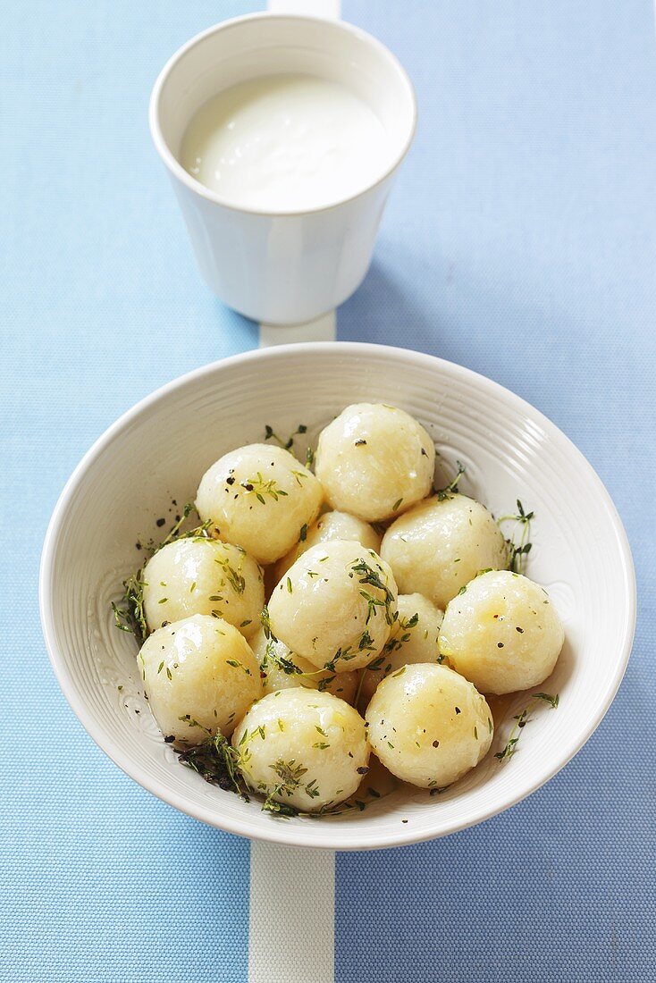 Pyzy (gefüllte Kartoffelklösse, Polen) mit Kräutern