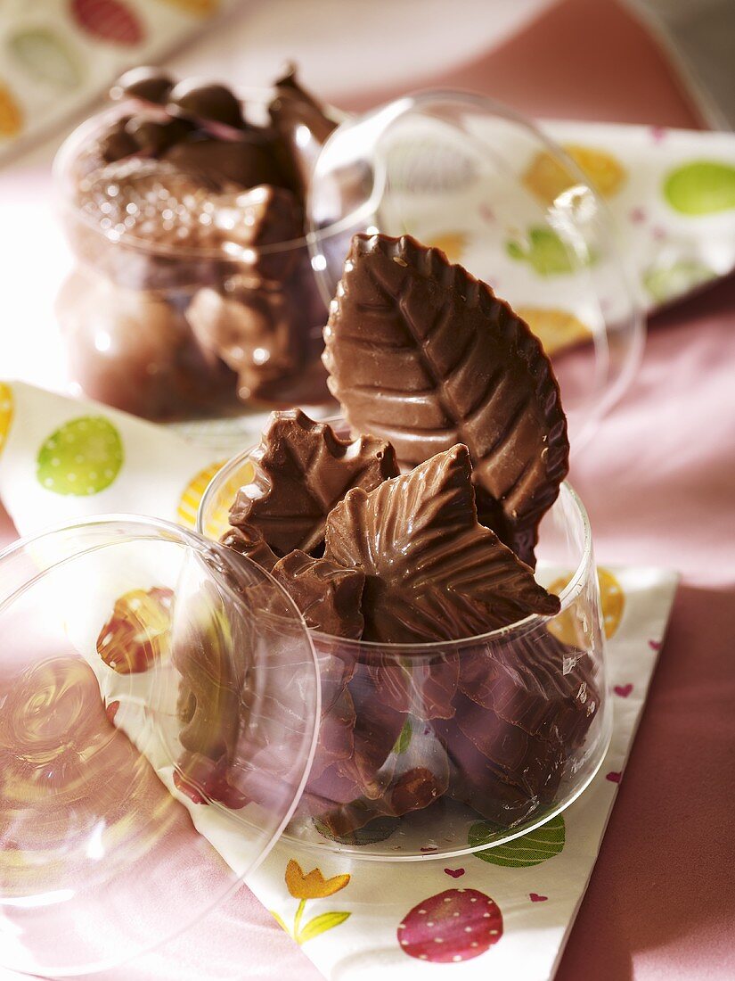 Schokoladen-Blätter in der Glasdose