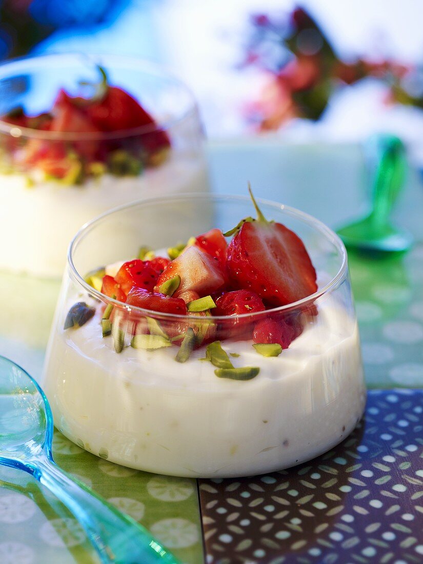 Orangencreme mit Erdbeeren und Pistazien