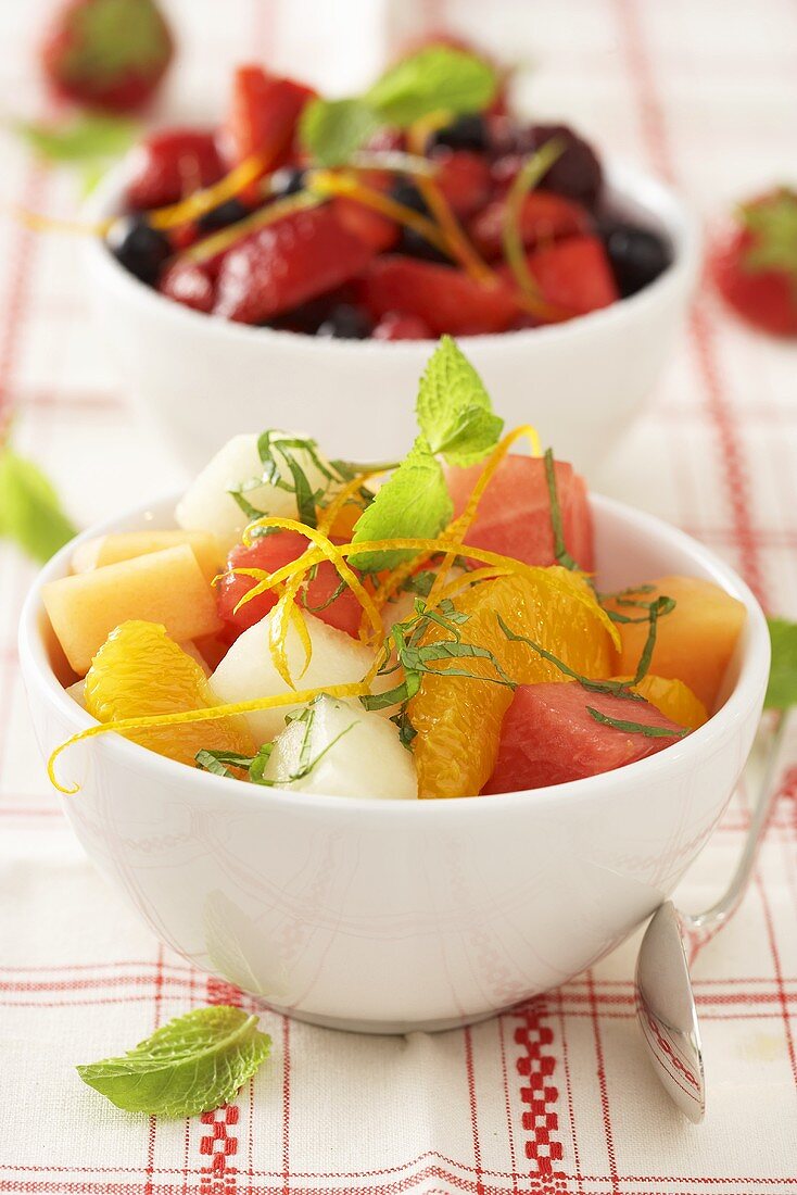 Melonen-Orangen-Salat und marinierte Beeren