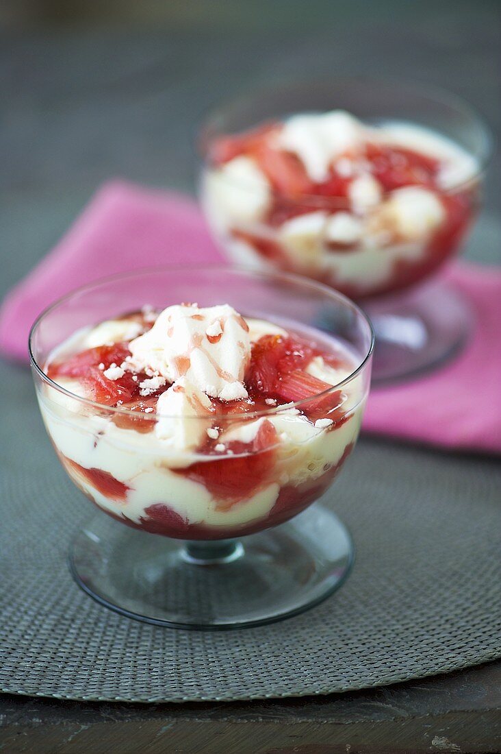 Rhubarb dessert with vanilla yoghurt and meringue