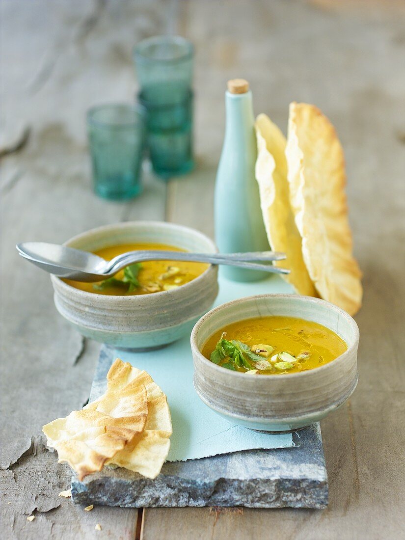 Erbsensuppe mit Sesamöl und Mango